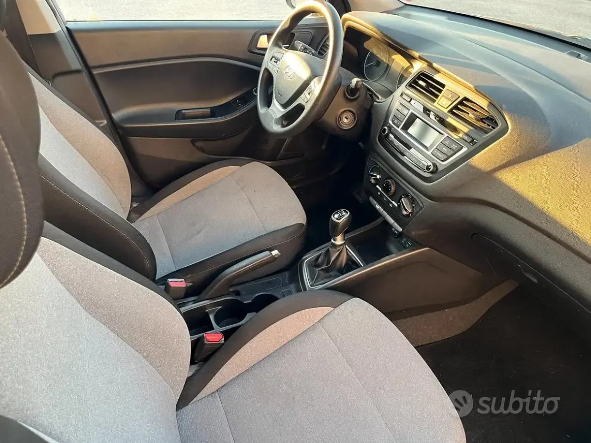 Usata Hyundai i20 75 CV (55 kW) 2017 Grigio Berlina