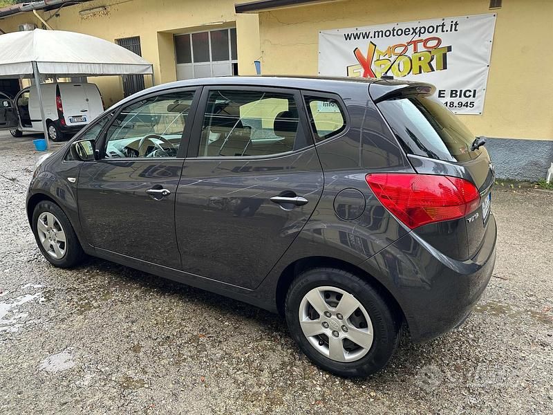 Usata Kia Venga 90 CV (66 kW) 2017 Grigio Utilitaria
