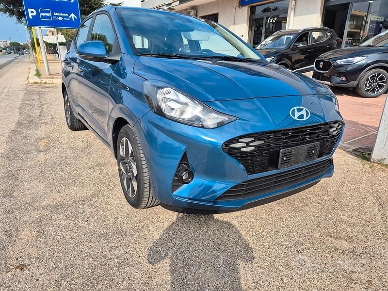 Verde Nuova 2025 Hyundai i10 Due volumi | 15.150 € - Immagine 1/4
