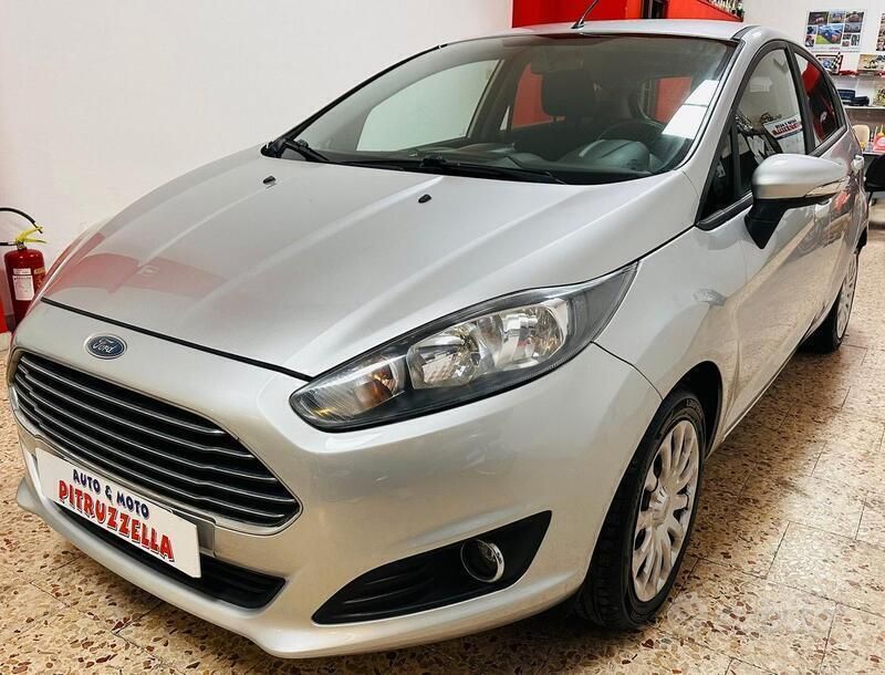 Usata Ford Fiesta Business Edition 75 CV (55 kW) 2015 Grigio Utilitaria