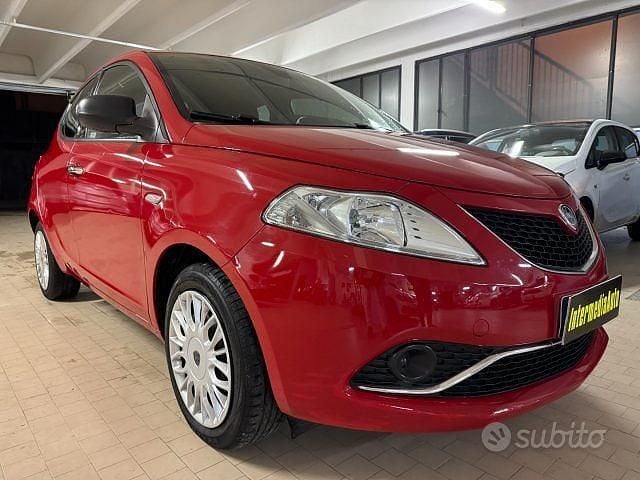 Usata Lancia Ypsilon Silver 69 CV (50 kW) 2018 Rosso Utilitaria