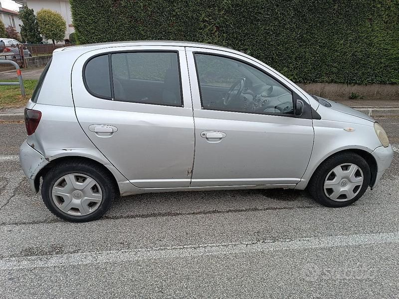 Usata Toyota Yaris 75 CV (55 kW) 2002 Grigio Utilitaria