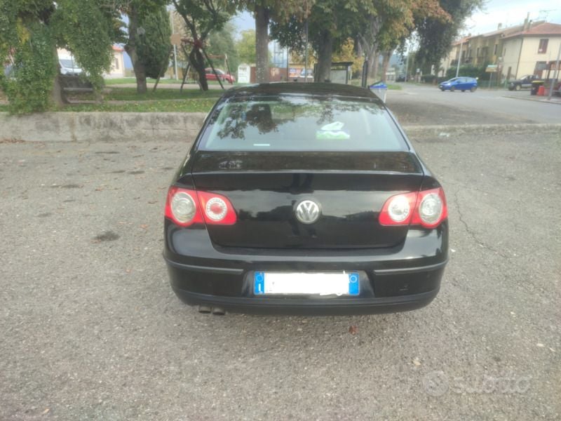 Nero Usata 2006 VW Passat Tre volumi | 3200 € (Buon prezzo) - Immagine 1/4