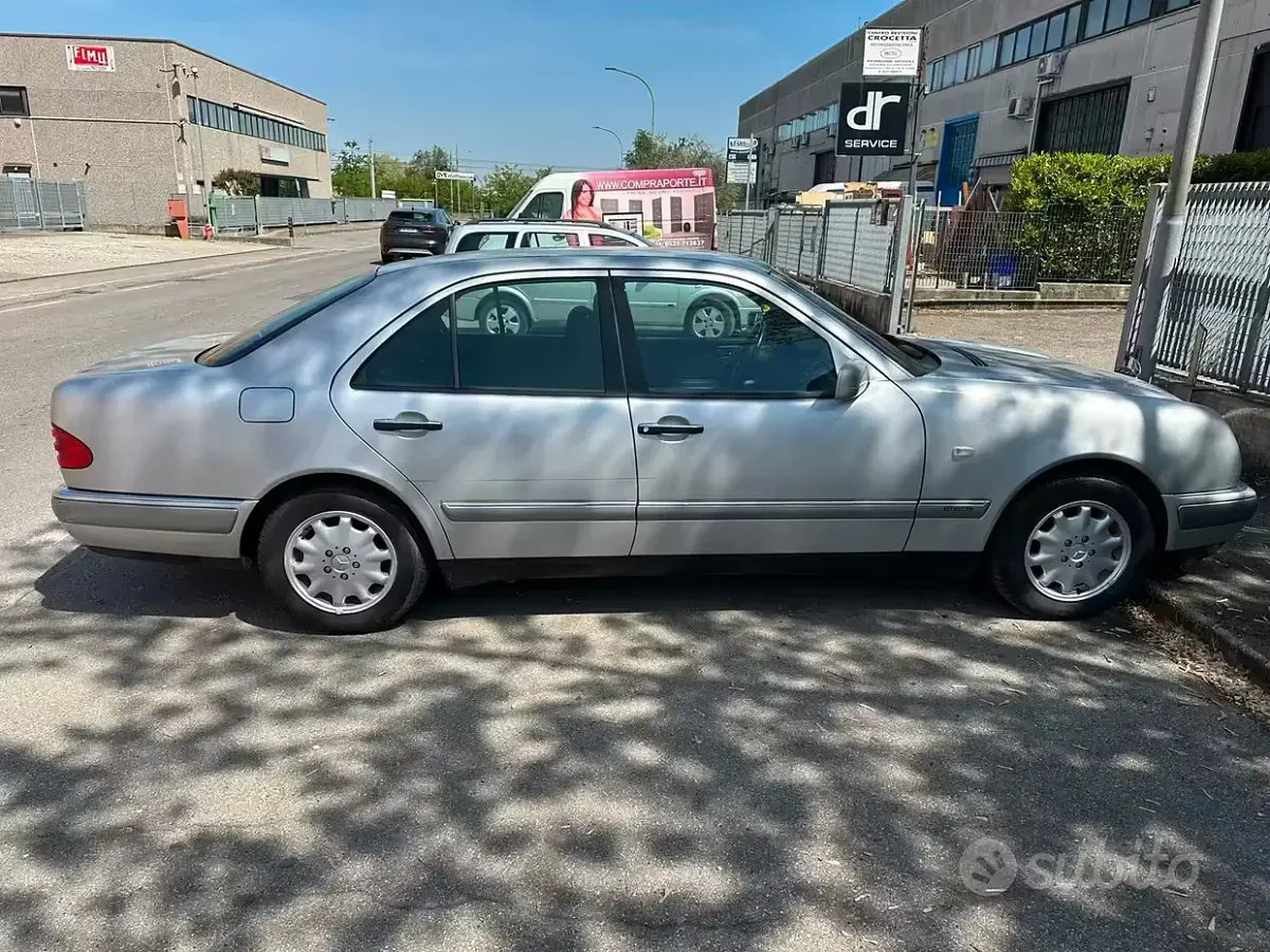Usata Mercedes E200 136 CV (100 kW) 1996 Grigio Berlina