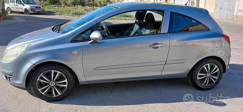Usata Opel Corsa Sport 80 CV (58 kW) 2007 Grigio Berlina