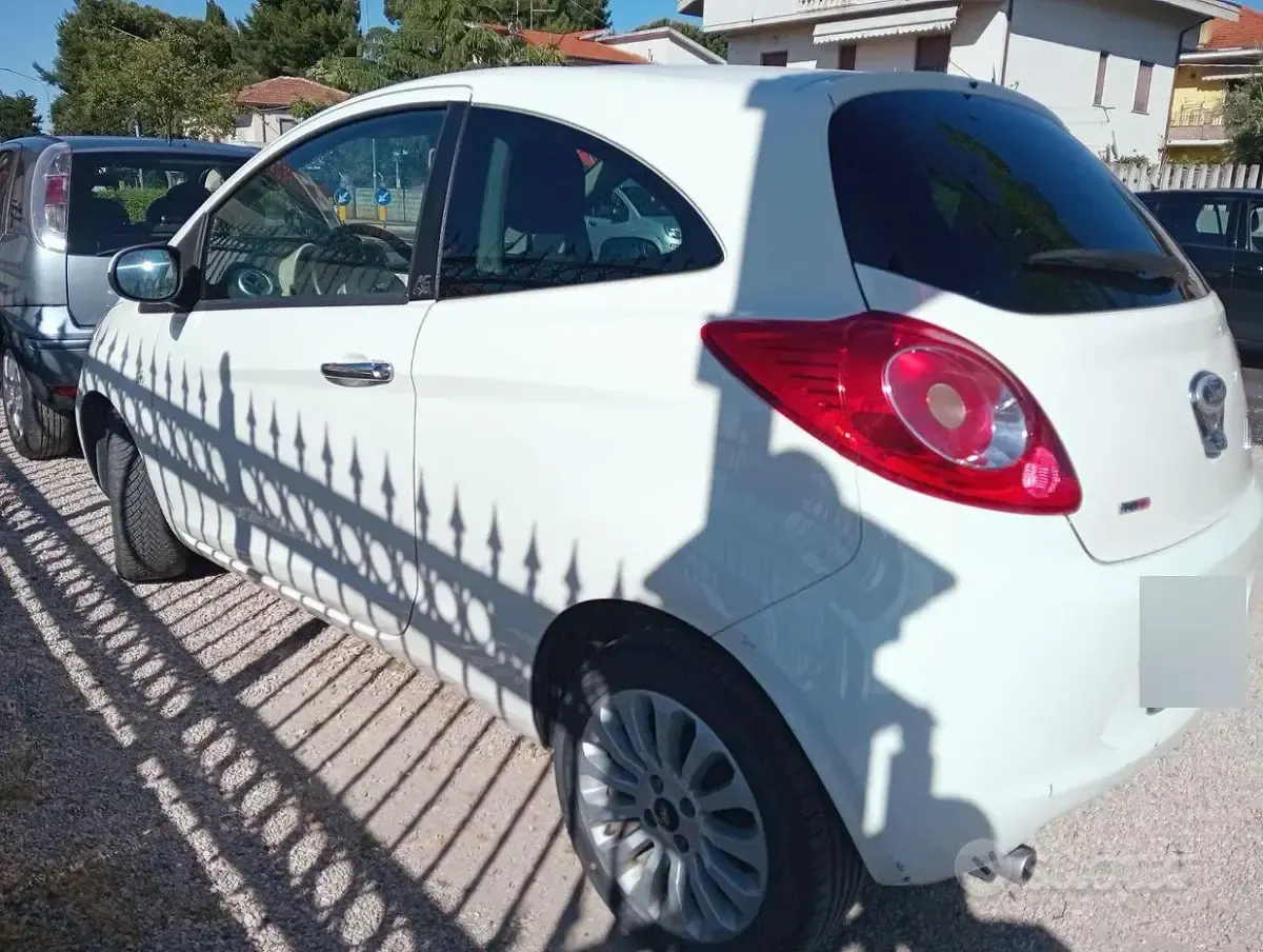 Usata Ford Ka Titanium 75 CV (55 kW) 2011 Bianco Utilitaria