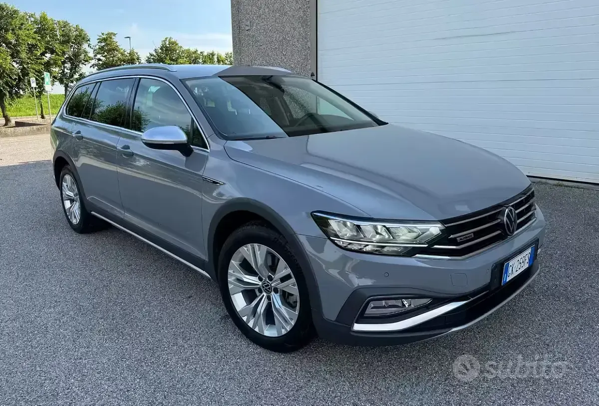 Usata VW Passat 200 CV (147 kW) 2022 Grigio Station wagon
