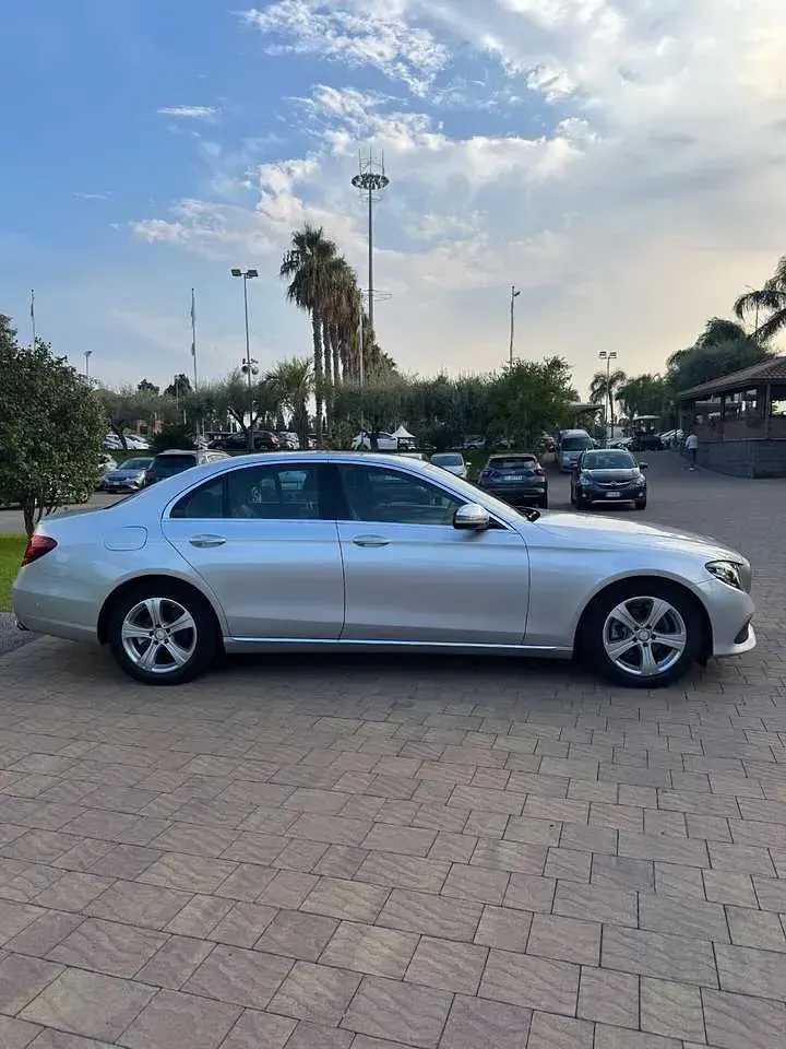 Usata Mercedes E220 Premium Plus 194 CV (142 kW) 2017 Argento metallizzato Berlina