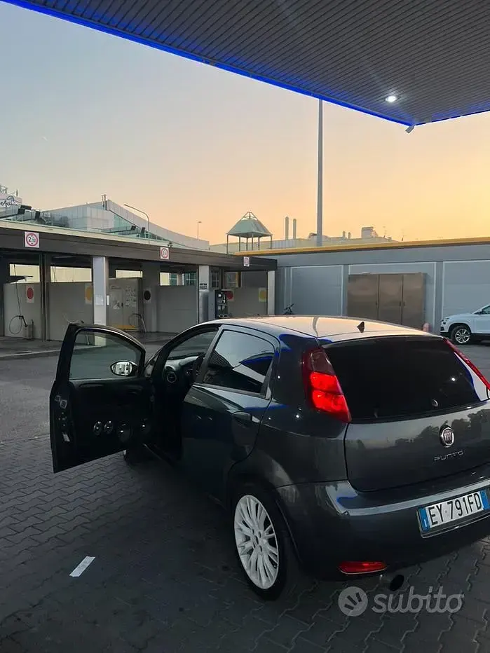 Usata Fiat Punto Lounge 75 CV (55 kW) 2015 Grigio Utilitaria
