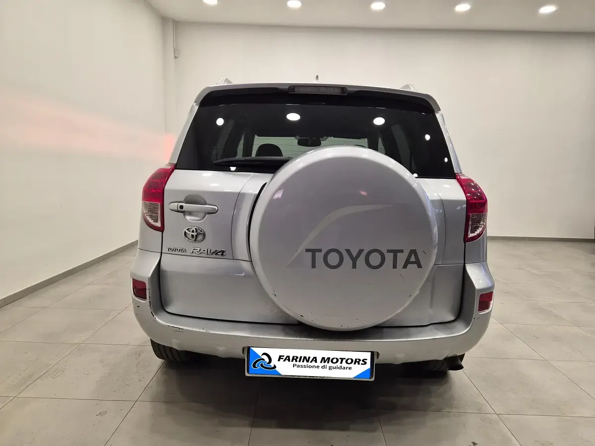 Usata Toyota RAV4 Luxury 177 CV (130 kW) 2006 Argento SUV
