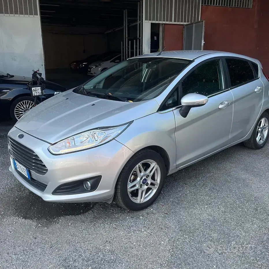 Usata Ford Fiesta Titanium 80 CV (58 kW) 2014 Grigio Utilitaria