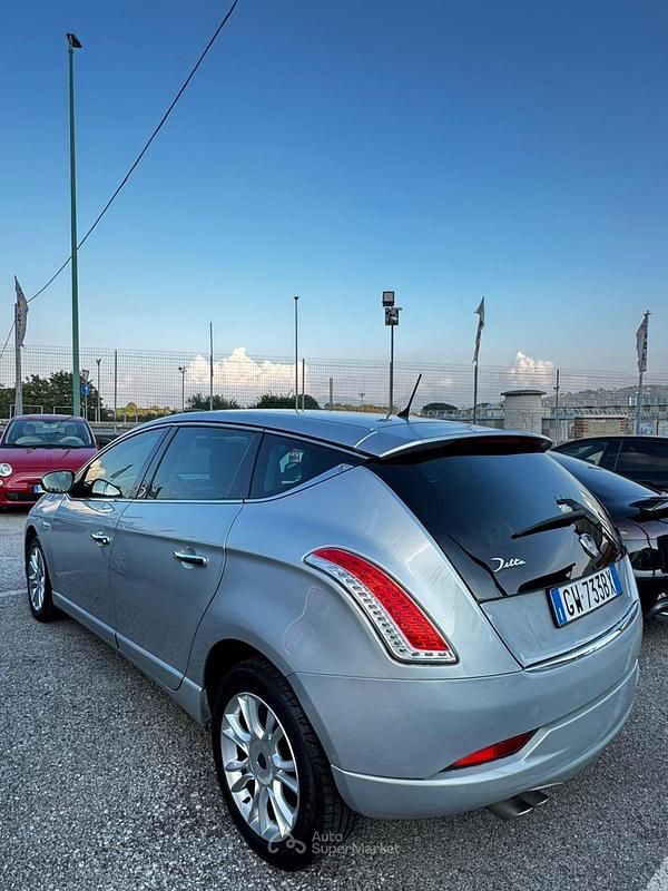 Usata Lancia Delta 120 CV (88 kW) 2014 Argento Utilitaria