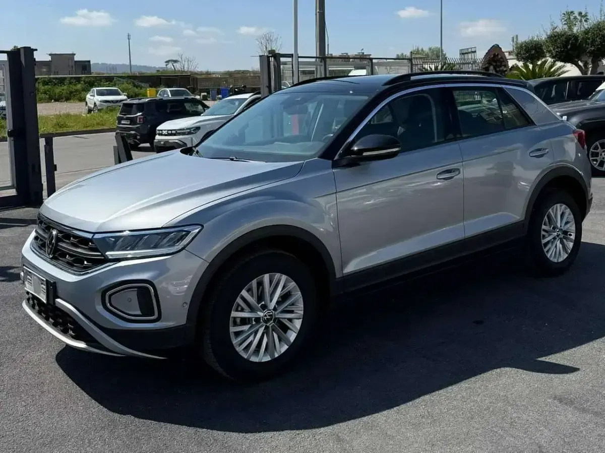 Käytetty VW T-Roc Life 116 HP (85 kW) 2025 Hopea Katumaasturi