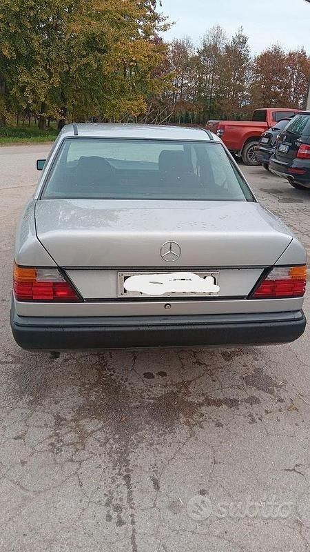 Usata Mercedes E250 1988 Grigio Berlina