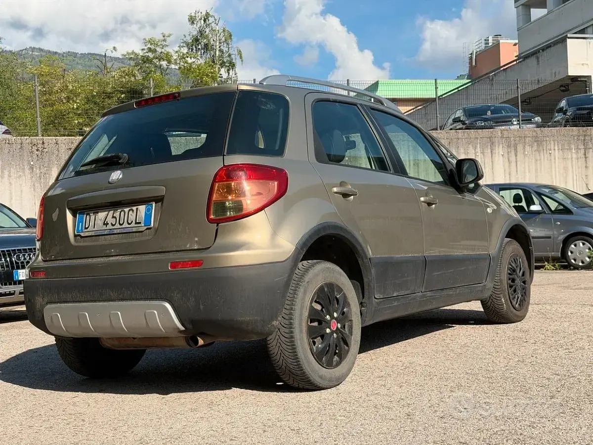 Usata Fiat Sedici 120 CV (88 kW) 2008 Marrone SUV
