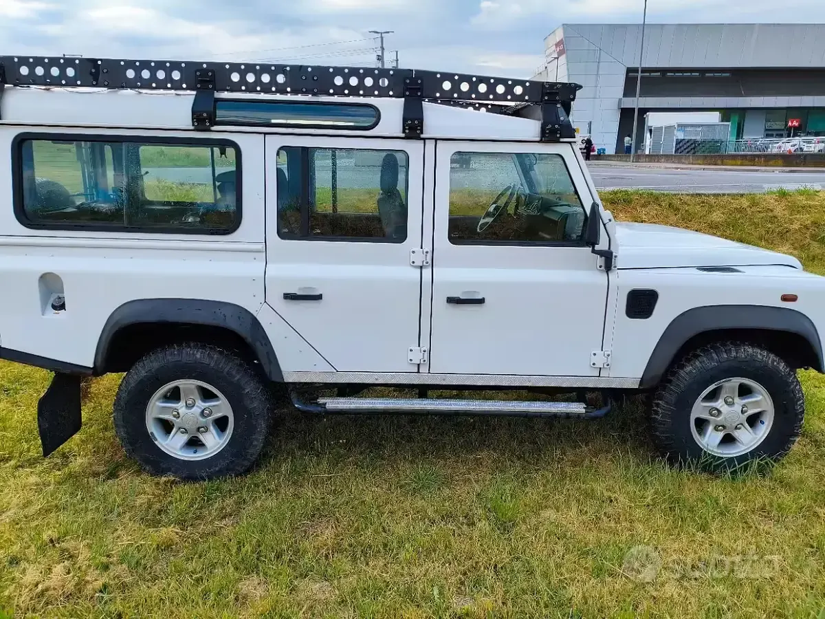 Gebraucht Land Rover Defender 122 PS (89 kW) 2012 Weiß Kombi
