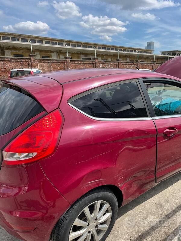 Usata Ford Fiesta Titanium 96 CV (70 kW) 2009 Rosso Utilitaria