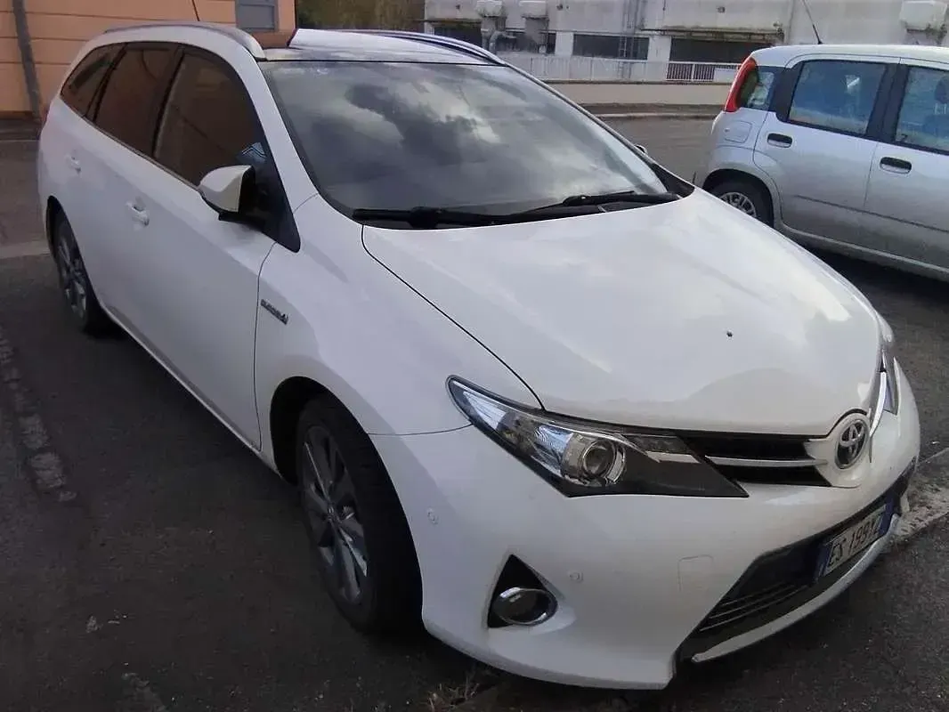 Usata Toyota Auris Hybrid Lounge 99 CV (72 kW) 2013 Bianco Station wagon