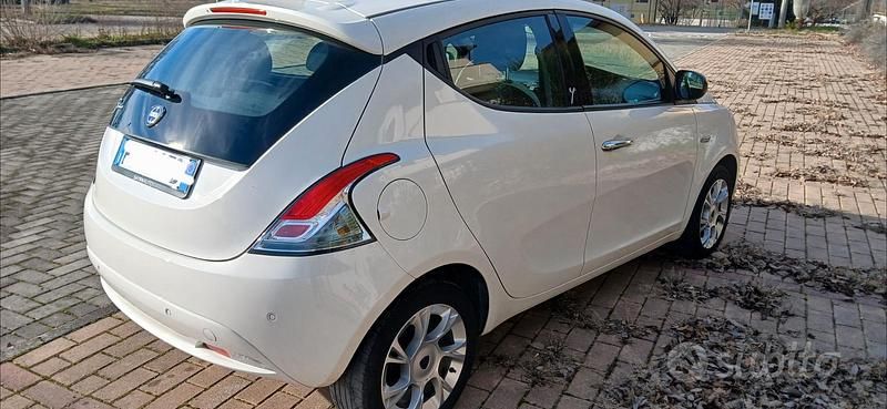 Usata Lancia Ypsilon 95 CV (69 kW) 2016 Bianco Utilitaria