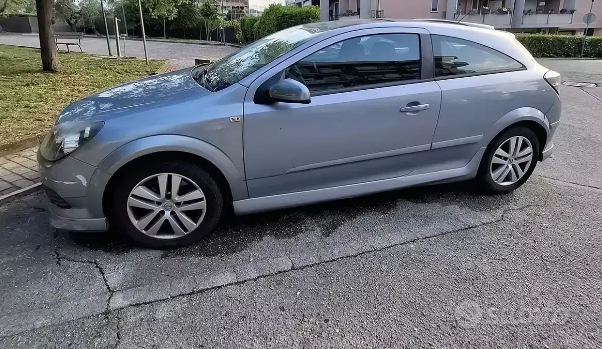 Usata Opel Astra GTC 125 CV (91 kW) 2008 Grigio Berlina