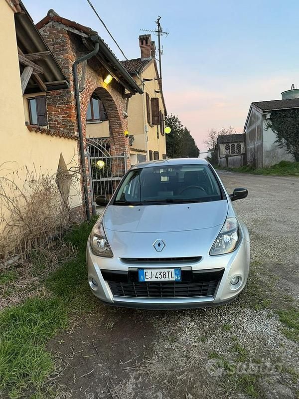 Usata Renault Clio II 75 CV (55 kW) 2011 Grigio Berlina
