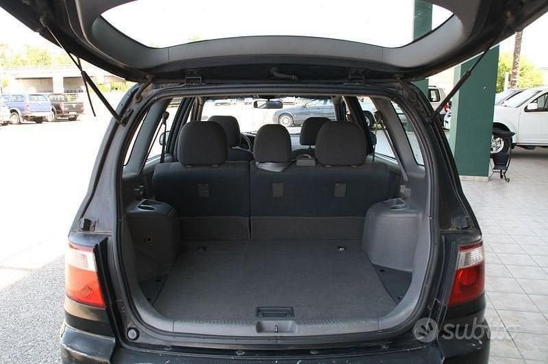 Usata Kia Carens LX 112 CV (82 kW) 2004 Nero Monovolume