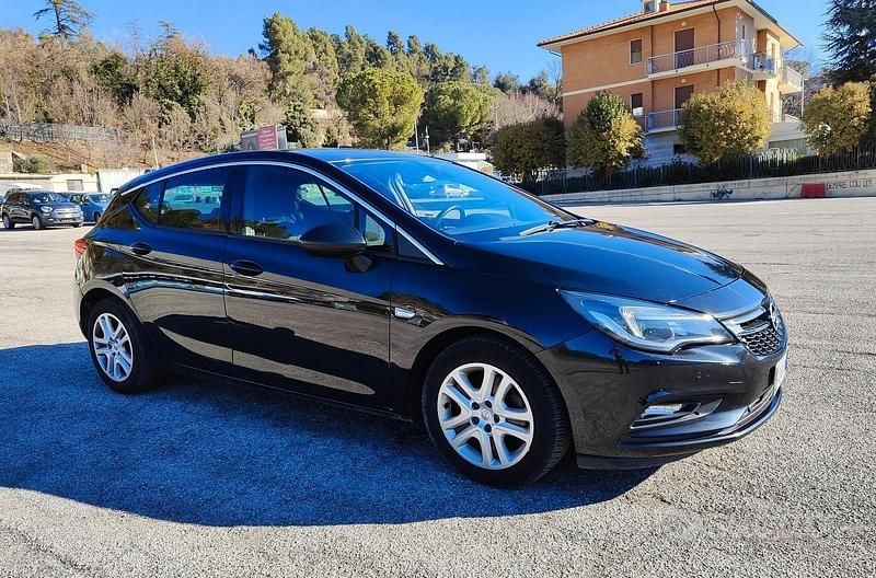 Nero Usata 2016 Opel Astra Tre volumi | 6900 € (Ottimo prezzo) - Immagine 1/4