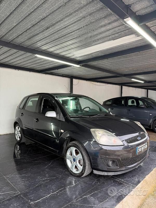 Usata Ford Fiesta Ghia 67 CV (49 kW) 2008 Nero Utilitaria