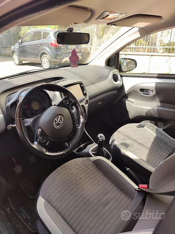 Usata Toyota Aygo Business Edition 72 CV (52 kW) 2019 Grigio Utilitaria