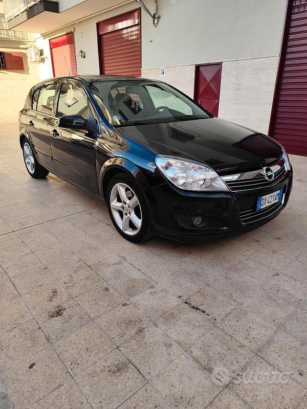 Nero Usata 2009 Opel Astra Cosmo Tre volumi | 2190 € (Buon prezzo) - Immagine 1/4
