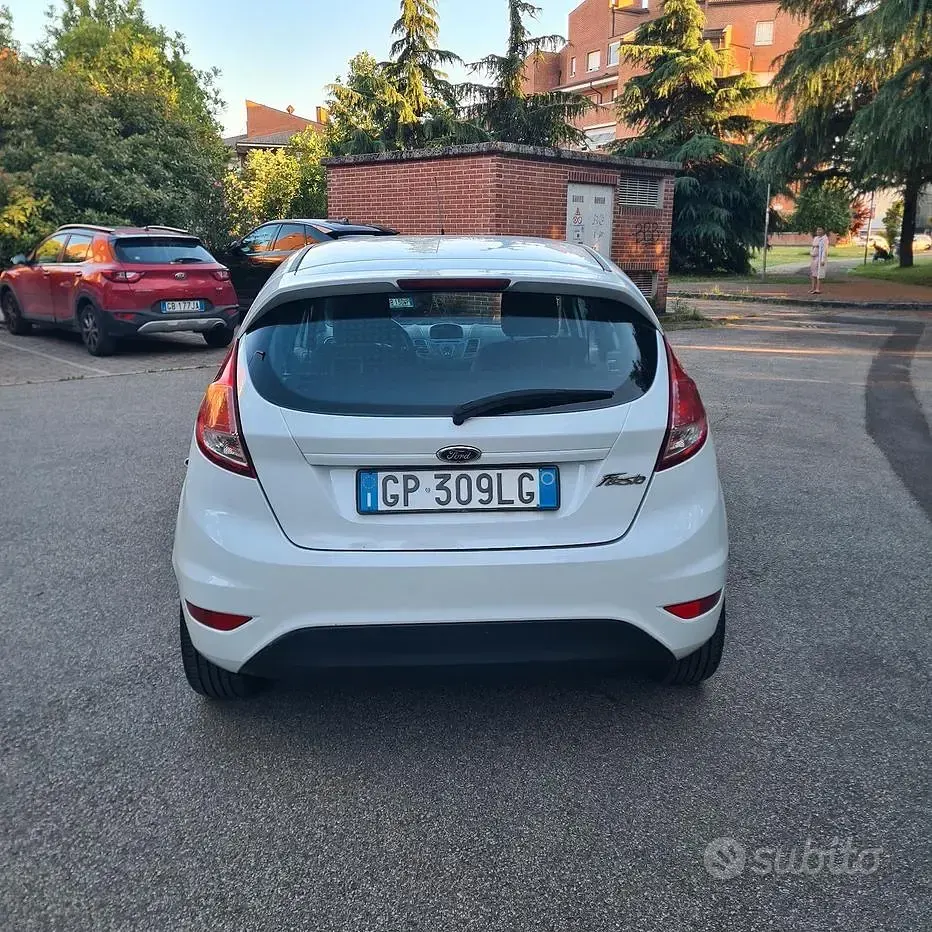 Usata Ford Fiesta 75 CV (55 kW) 2013 Bianco Berlina