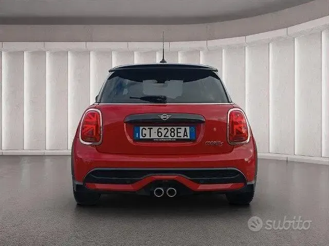Begagnad Mini Cooper S Classic 178 HK (130 kW) 2023 Röd Halvkombi