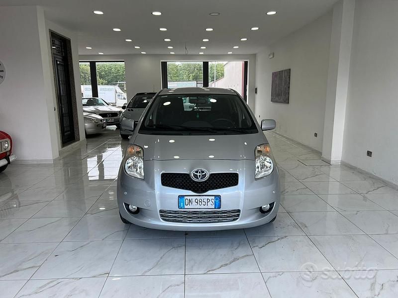 Usata Toyota Yaris Sol 69 CV (50 kW) 2008 Grigio Berlina