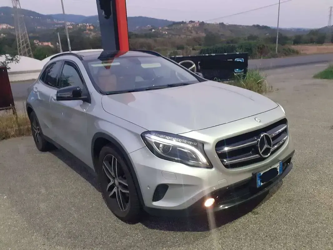 Usata Mercedes GLA180 109 CV (80 kW) 2016 Grigio SUV