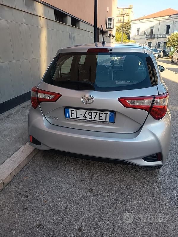Usata Toyota Yaris 90 CV (66 kW) 2018 Grigio Utilitaria