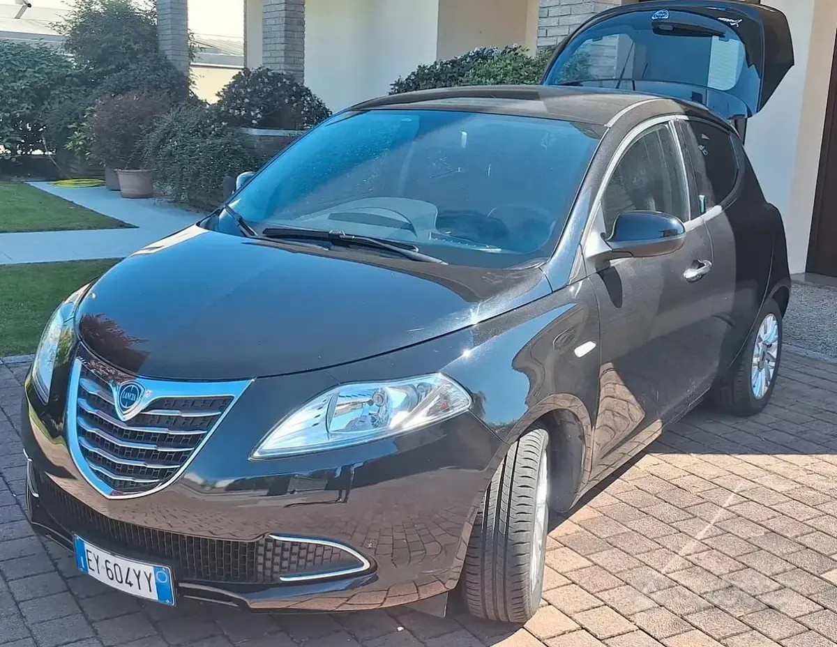 Usata Lancia Ypsilon 69 CV (50 kW) 2016 Nero Utilitaria