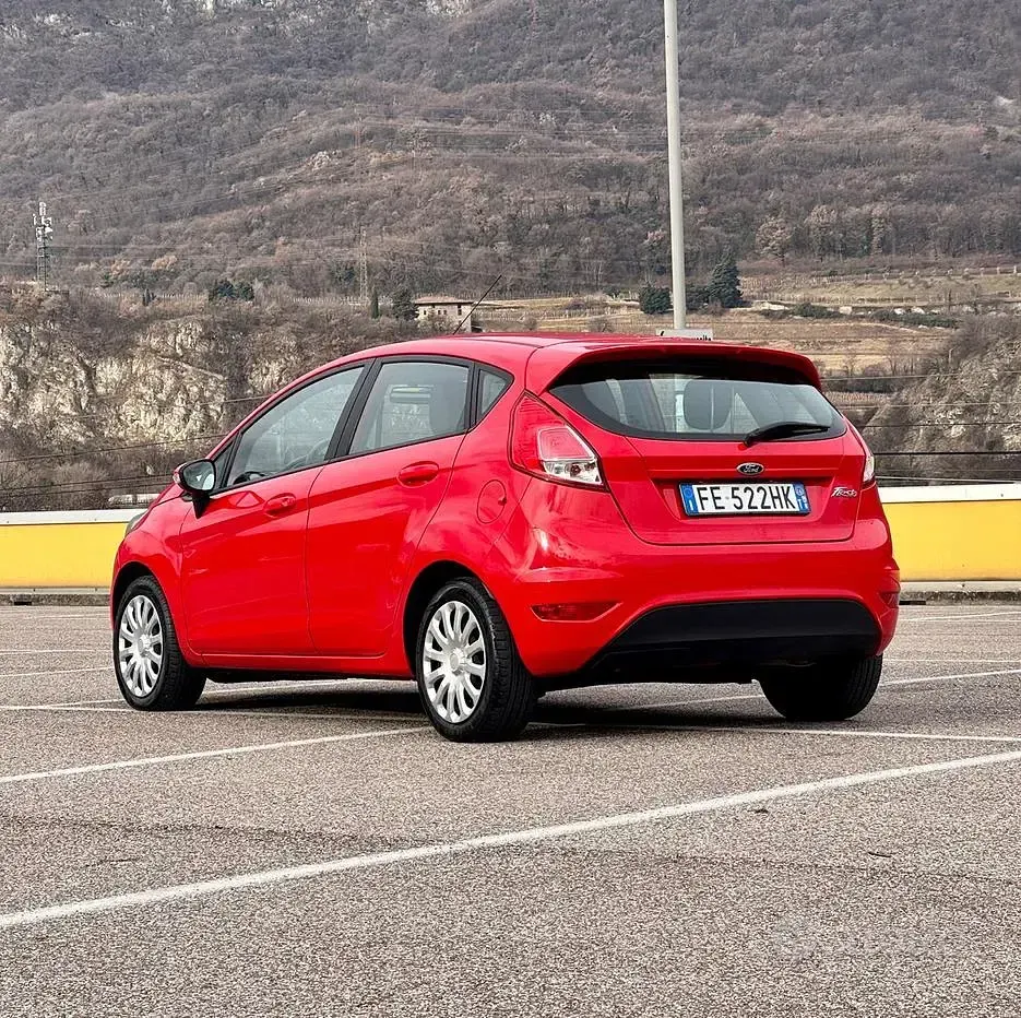 Usata Ford Fiesta 75 CV (55 kW) 2016 Rosso Utilitaria