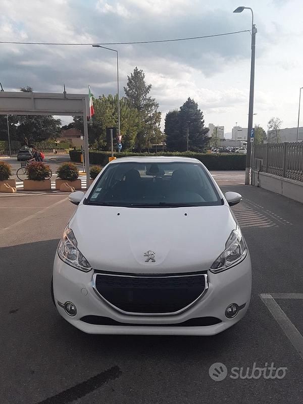 Usata Peugeot 208 Access 82 CV (60 kW) 2013 Bianco Utilitaria