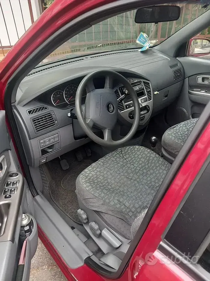 Usata Kia Carens 112 CV (82 kW) 2004 Rosso Monovolume