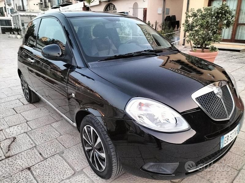 Usata Lancia Ypsilon 77 CV (56 kW) 2010 Nero Utilitaria