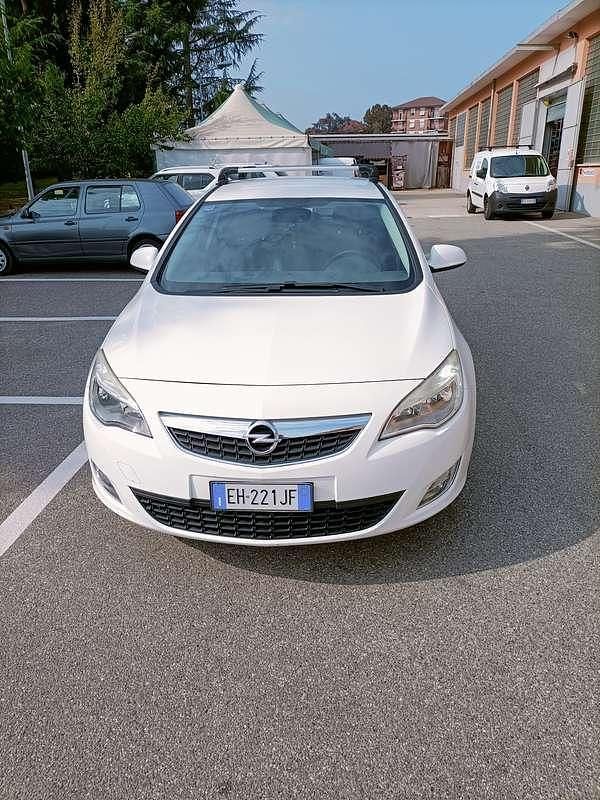 Usata Opel Astra Cosmo 110 CV (80 kW) 2011 Bianco Berlina