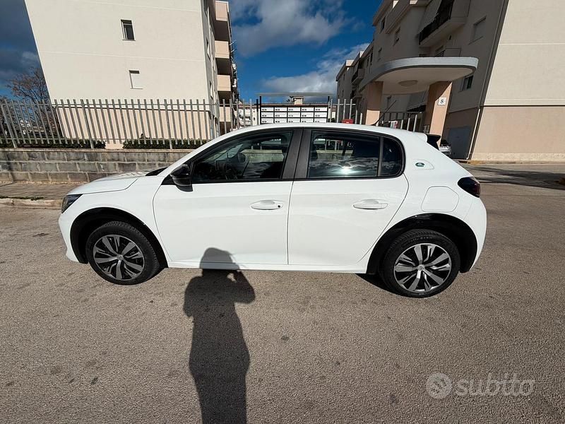 Usata Peugeot e-208 Active 80 kW (110 CV) 2023 Bianco Utilitaria