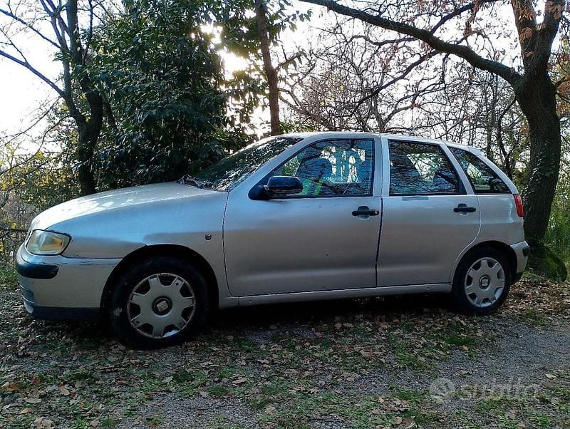 Usata Seat Ibiza 2001 Grigio Berlina