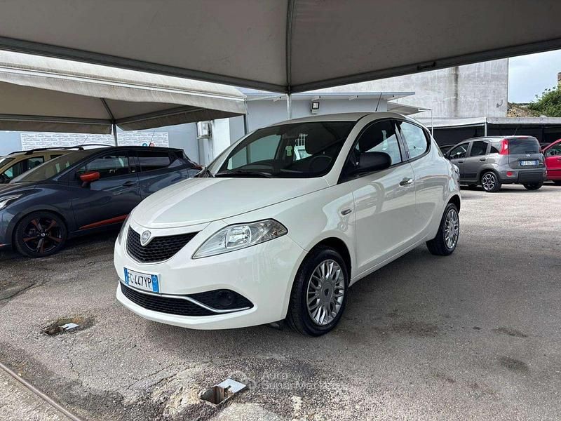 Usata Lancia Ypsilon Silver 95 CV (69 kW) 2016 Bianco Utilitaria