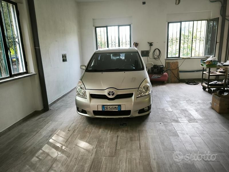 Usata Toyota Corolla Verso 136 CV (100 kW) 2008 Grigio Monovolume