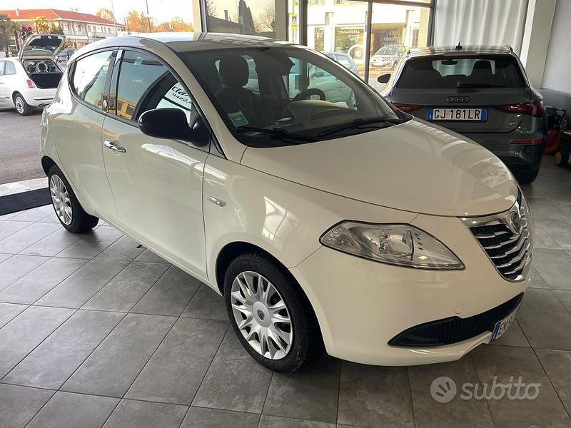 Bianco Usata 2013 Lancia Ypsilon Silver Due volumi | 5500 € (Buon prezzo) - Immagine 1/4