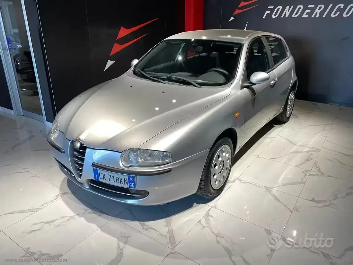 Usata Alfa Romeo 147 Distinctive 116 CV (85 kW) 2004 Grigio Utilitaria