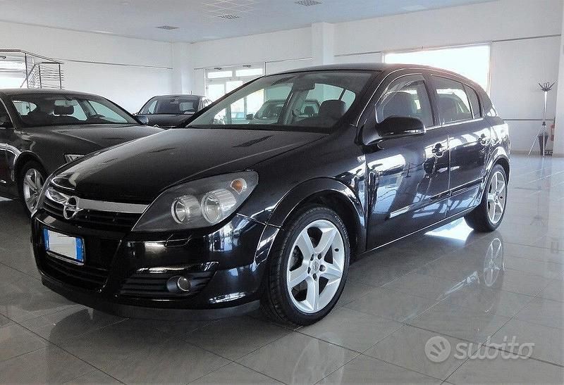 Usata Opel Astra Cosmo 101 CV (74 kW) 2006 Nero Berlina