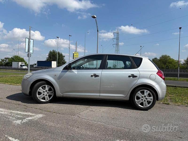 Usata Kia Ceed 90 CV (66 kW) 2007 Grigio Utilitaria