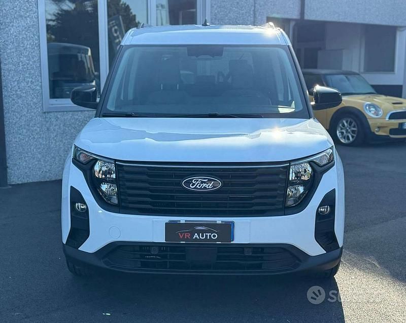 Usata Ford Tourneo Courier Titanium 124 CV (91 kW) 2025 Bianco Monovolume